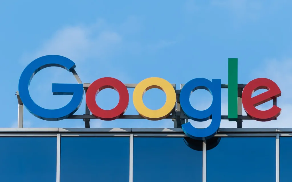 Ein Gebäude mit dem Google Logo für Ads-Anzeigen