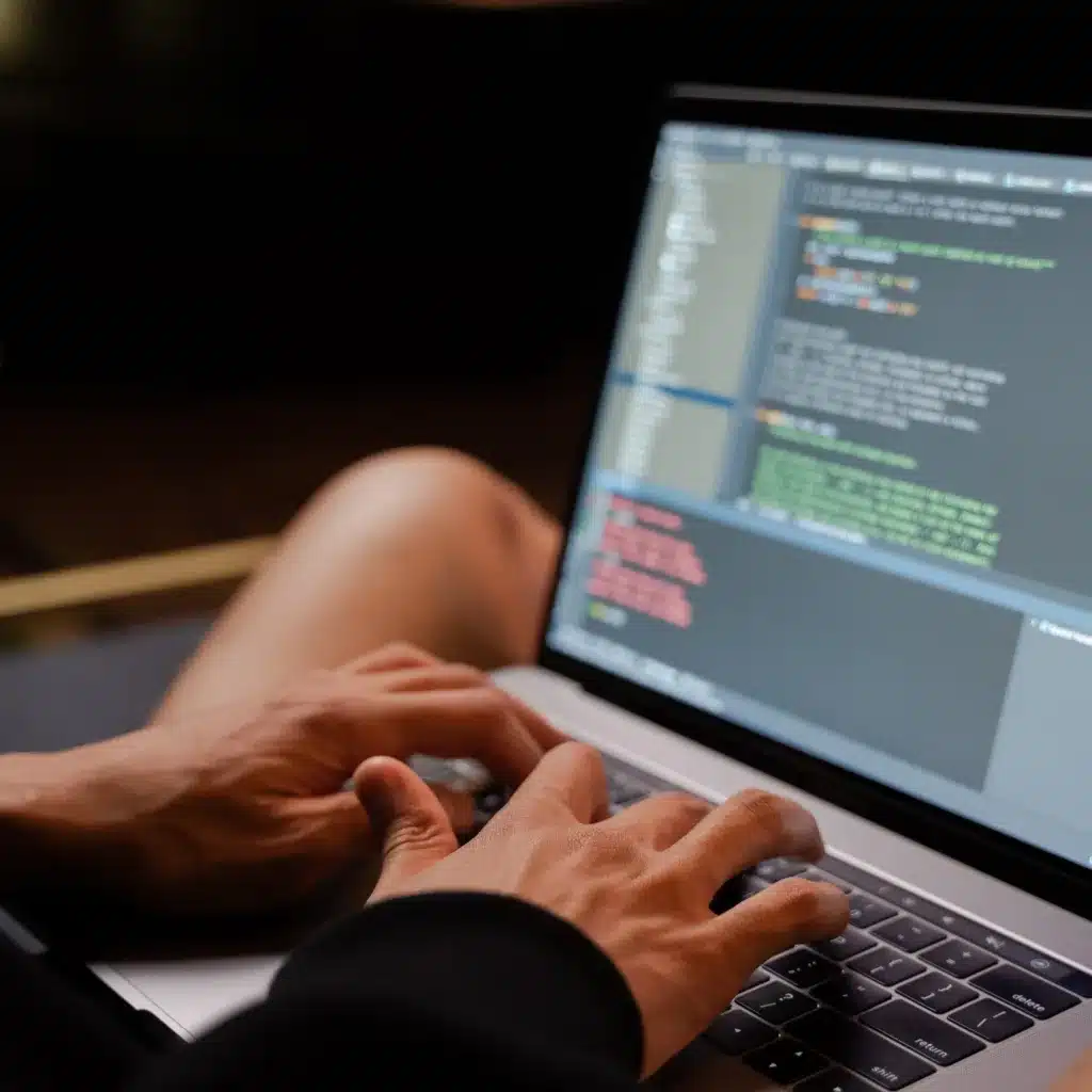 eine Person Schreibt Code an einem Laptop