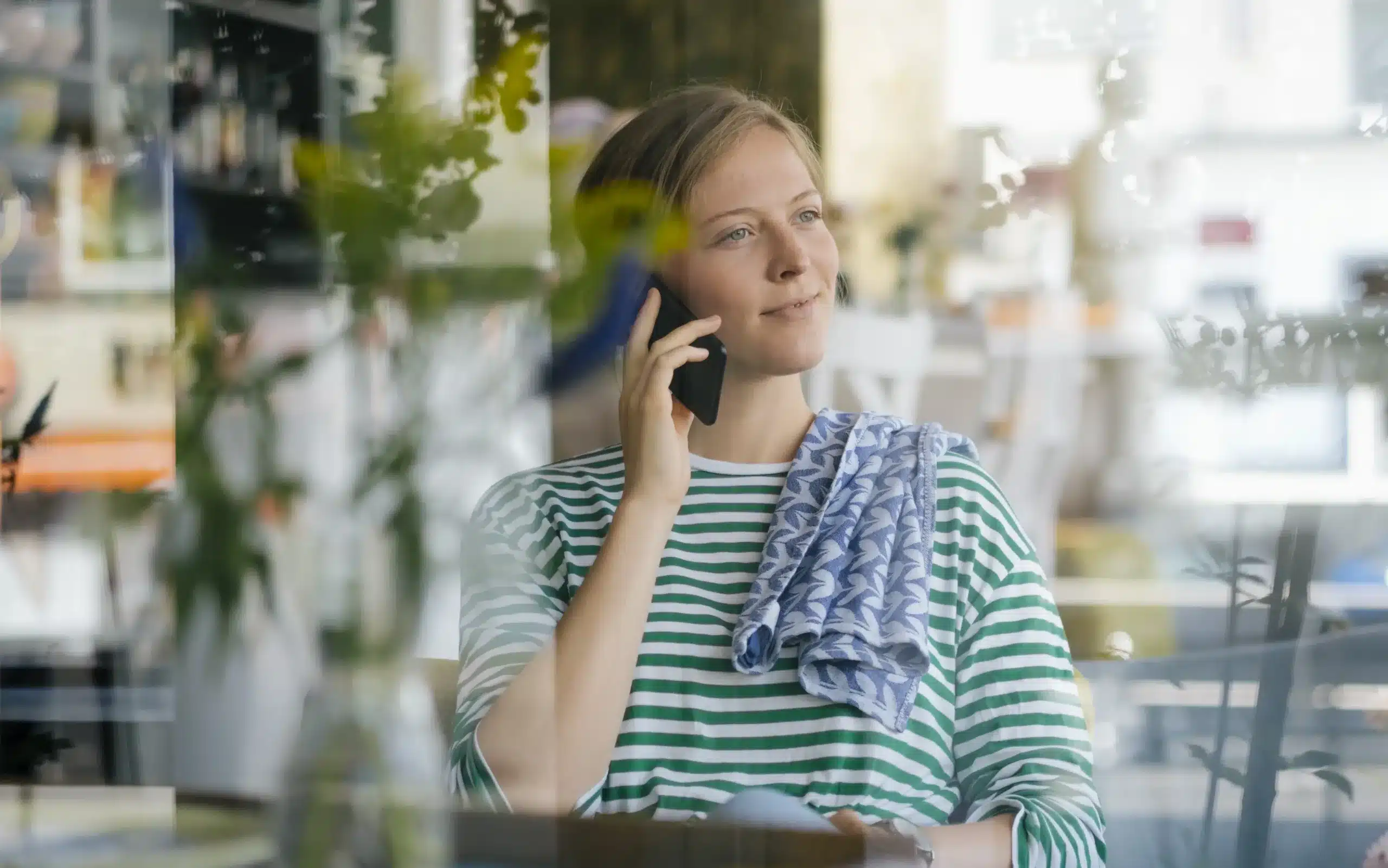 Frau Telefoniert mit einer Digitalagentur in Berlin