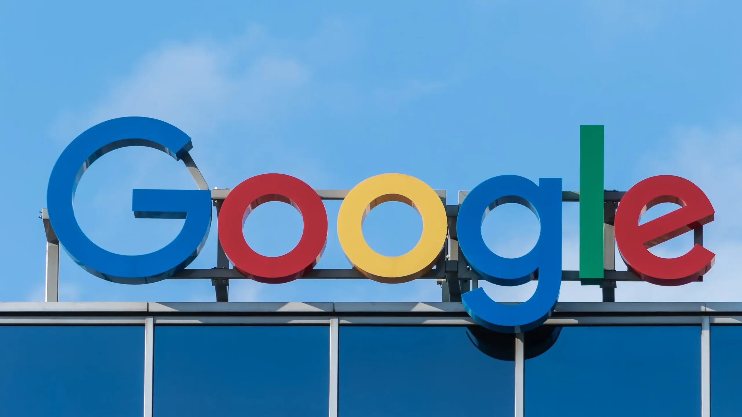 Ein Gebäude mit dem Google Logo