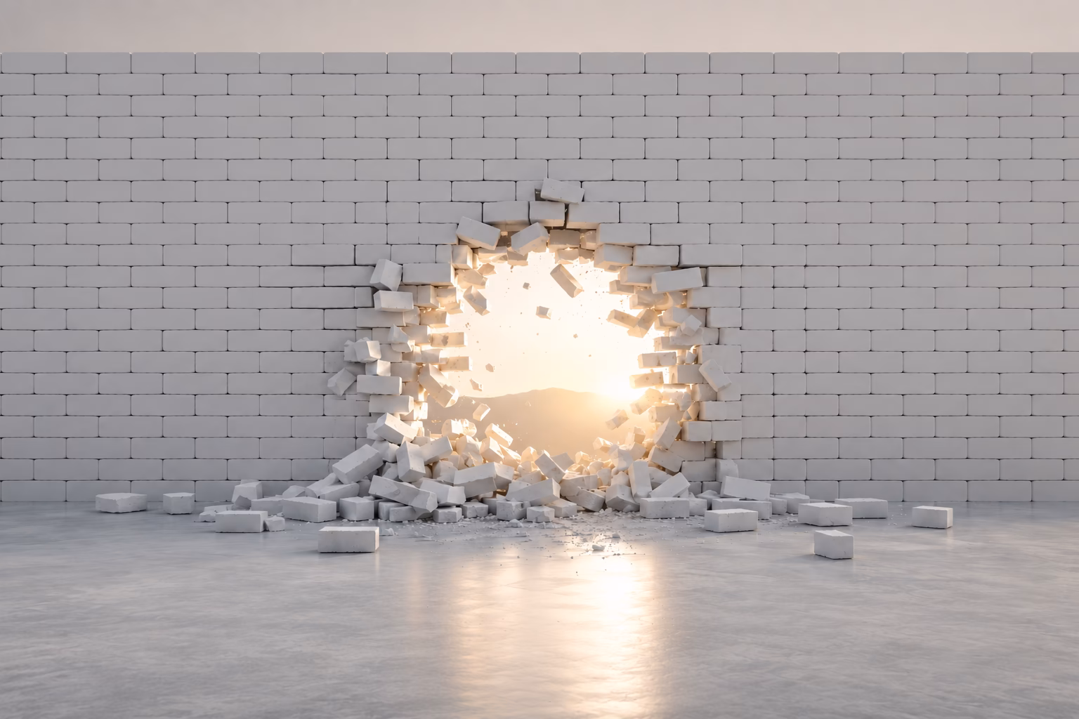 Freistehende weiße Ziegelwand mit unregelmäßigem kreisförmigem Loch, durch das warme Sonne und neblige Berglandschaft scheinen, Ziegel in der Luft und auf reflektierendem Boden im Vordergrund