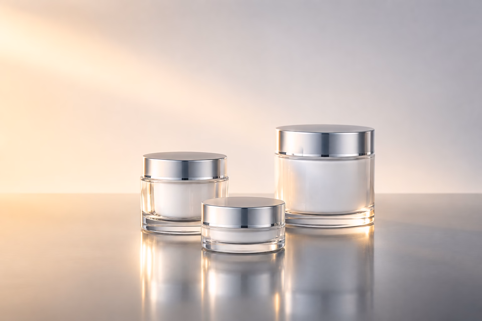 Webentwicklungsagentur für B2B 22 Drei elegante Kosmetikdosen aus glas in verschiedenen Größen im goldenen Studio-Licht