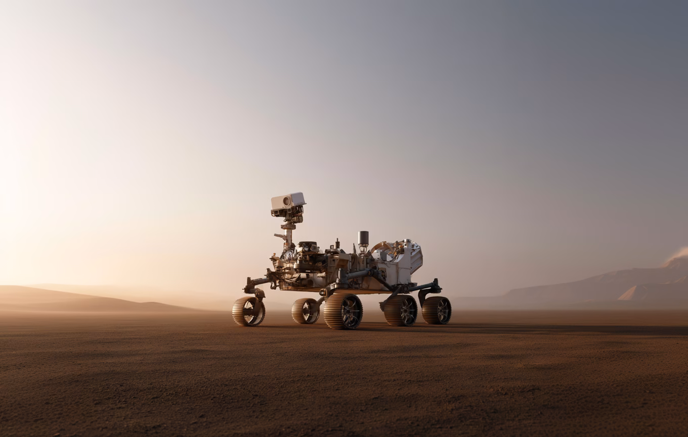Fotorealistischer Mars-Rover mit Kameramast, Roboterarmen und Sensoreinheiten auf dem roten Mars-Untergrund vor ockerfarbenem Horizont mit fernen Hügeln