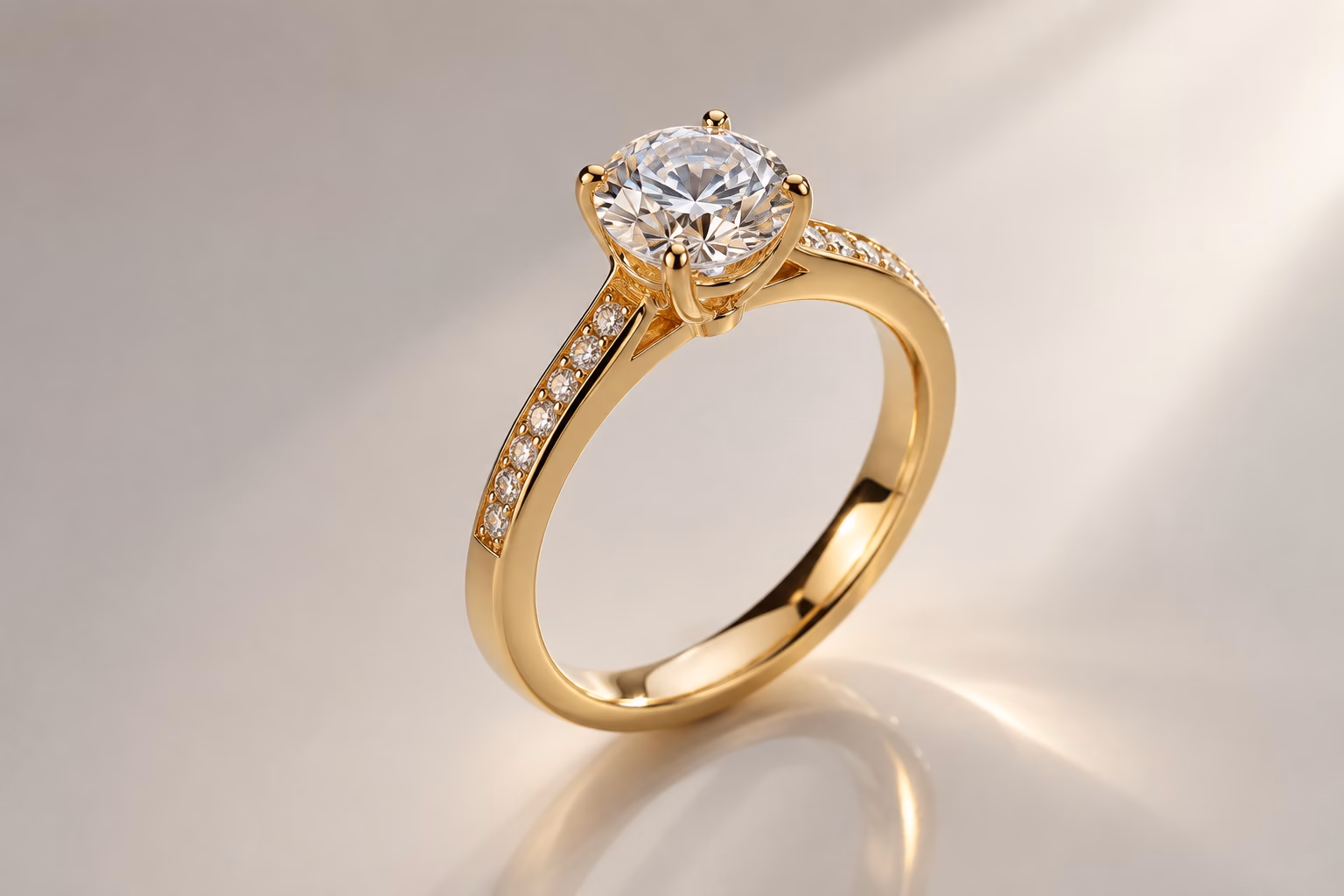 Webentwicklungsagentur für B2B 20 Solitär-Diamantring mit funkelndem Brillant auf heller Spiegelfläche – konkretes B2B-Visual für Webportale im Luxus- und Edelsteinhandel