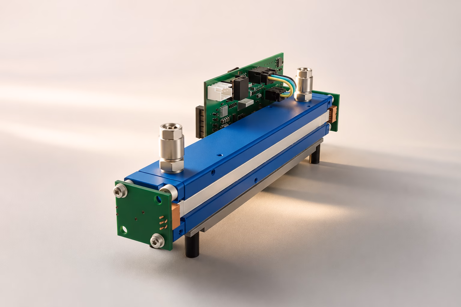Google Ads Betreuung & Optimierung für B2B 22 FLOW EVO Gasmessmodul mit blau eloxiertem Aluminium-Sandwich-Gehäuse, zwei Edelstahl-Gewindeanschlüssen oben, vertikaler grüner Haupt-Platine mit SMD-Bauteilen und kleiner Endplatine – auf schwarzen Standfüßen, weiches Seitenlicht auf hellem Hintergrund