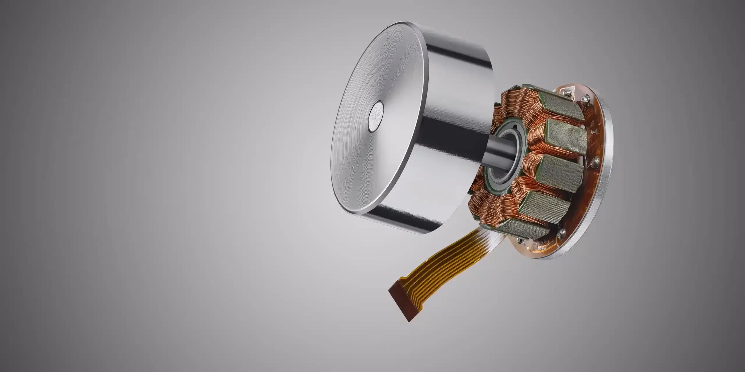 Produktkonfigurator Anbieter für B2B 24 KOCO MOTION bürstenloser DC-Motor mit geöffnetem Stator, Kupferwicklungen, grünen Ferritkernen und Flachbandkabel-Anschluss – 3D-Querschnittsansicht