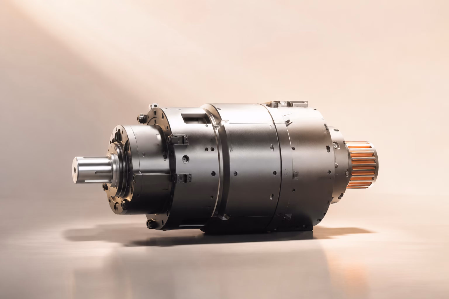 Webentwicklungsagentur für B2B 21 Großer zylindrischer Industriemotor mit Antriebswelle und sichtbaren Kupferwicklungen im hellen Studio-Licht
